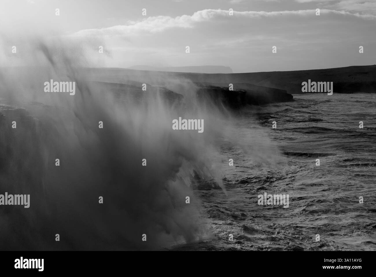 Meeresspray von riesigen Wellen in Yesnaby, Orkney Stockfoto