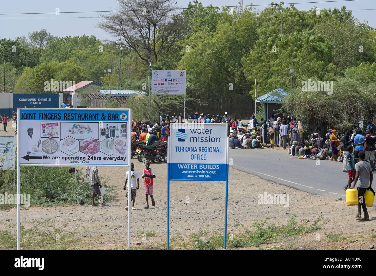 KENIA, Turkana, Kakuma, Flüchtlingslager, protestieren gegen Trinkwassermangel und Nahrungsmittelknappheit vor dem UNHCR-Gelände, Schild der Wassermission, Regionalbüro Turkana Stockfoto