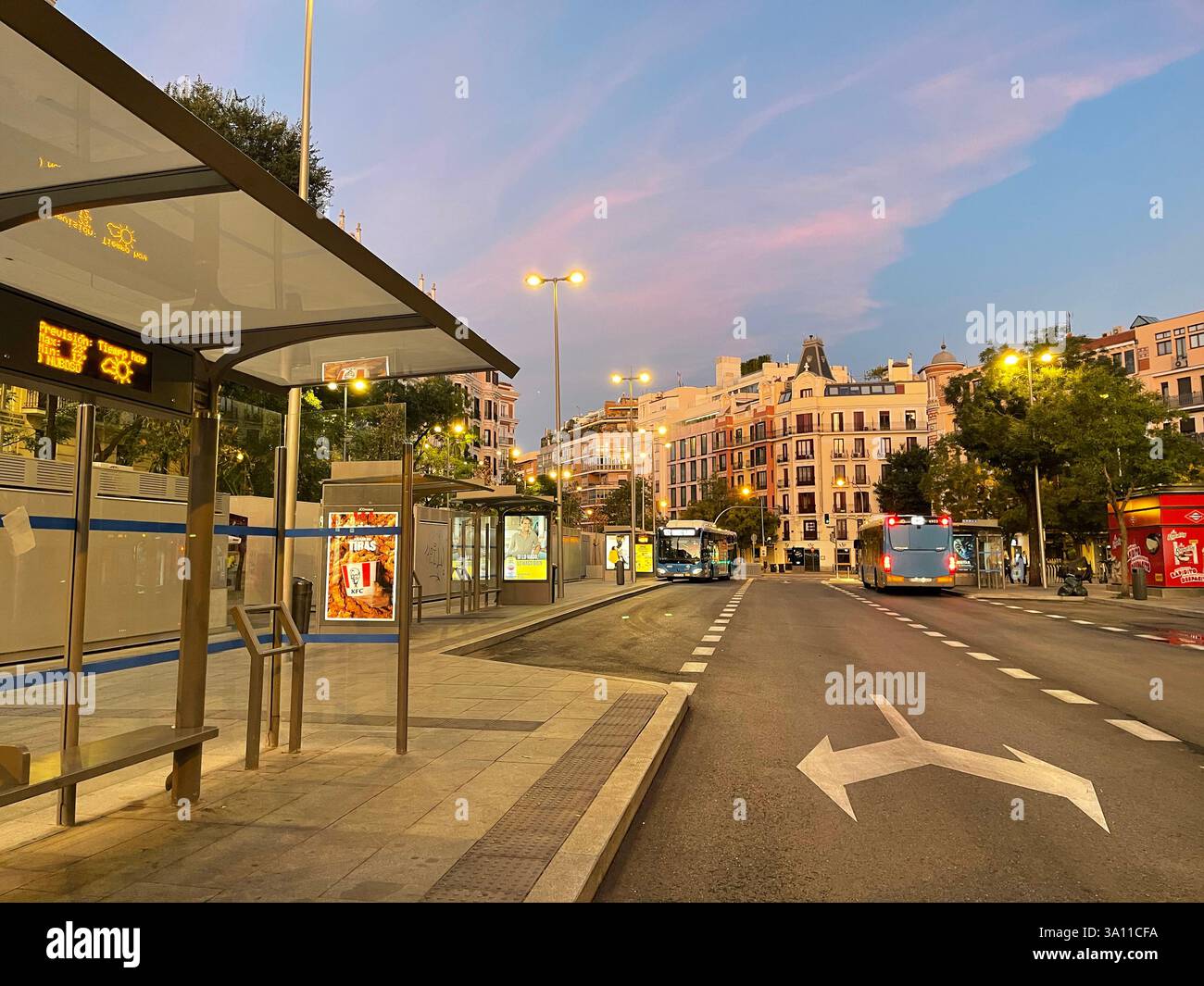 Bushaltestellen, Nachtblick. Felipe II Avenue, Madrid, Spanien. - Smartphone-aufgenommenes Stockfoto