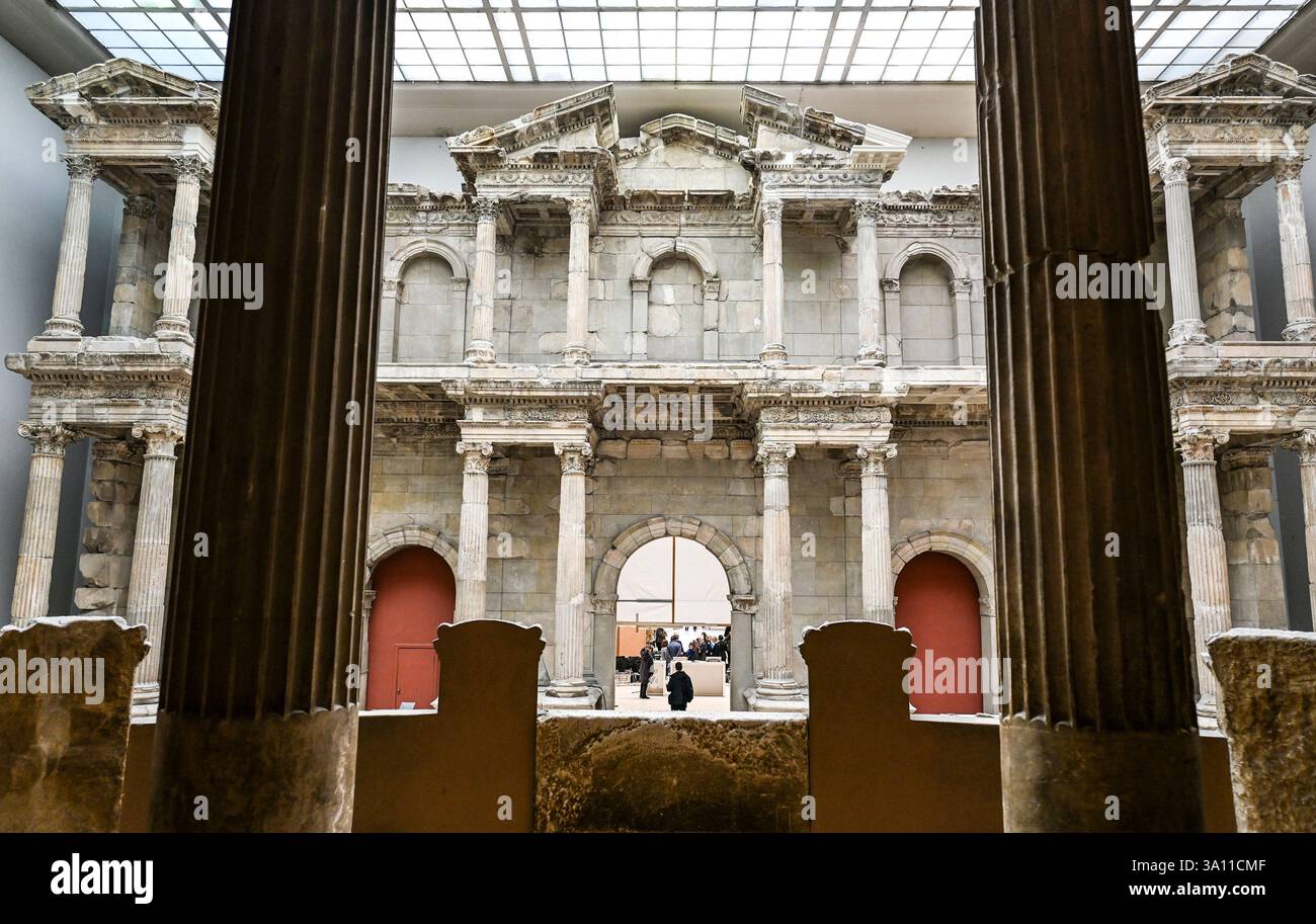 Berlin, Deutschland. März 2025. Das Markttor von Milet im Südflügel des Pergamonmuseums wird den Besuchern bei einer Presseveranstaltung gezeigt, um den Beginn der zweiten Bauphase für die Fertigstellung des Pergamonmuseums zu markieren. Quelle: Jens Kalaene/dpa/Alamy Live News Stockfoto