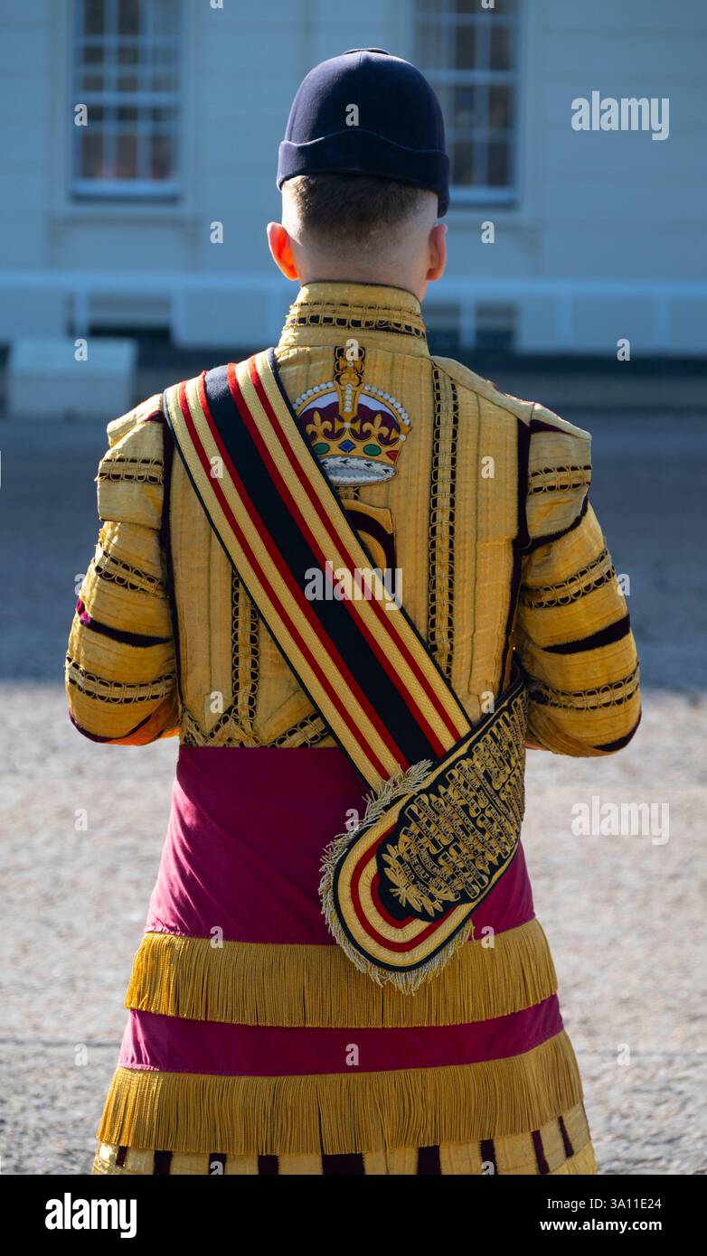 Wellington Barracks, London, Großbritannien. März 2025. Jährliche Inspektion der Garde durch den General Officer der Haushaltsabteilung, Major General James Bowder. Bild: Gareth Chambers, der Major der Irish Guards, trägt die State Tunika. Quelle: Malcolm Park/Alamy Live News Stockfoto