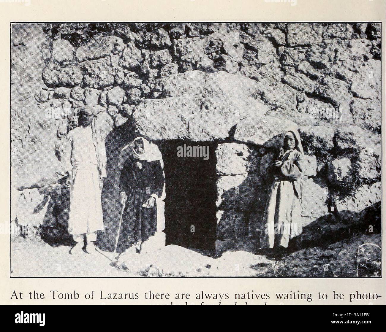 Am Grab des Lazarus warten immer Eingeborene darauf, fotografiert zu werden – für Bakschesh aus dem Heiligen Land und Syrien von Carpenter, Frank G. (Frank George), 1855-1924 erschienen Garden City, N. Y., Doubleday, Page & Company 1922 Stockfoto