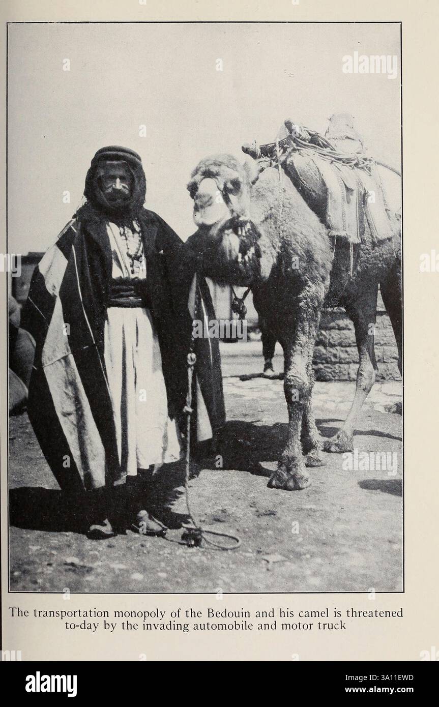 Das Transportmonopol der Beduinen und seines Kamels wird heute durch das einfallende Auto und den Kfz aus dem Heiligen Land und Syrien von Carpenter, Frank G. (Frank George), 1855-1924, veröffentlicht Garden City, N. Y., Doubleday, Page & Company 1922, bedroht Stockfoto
