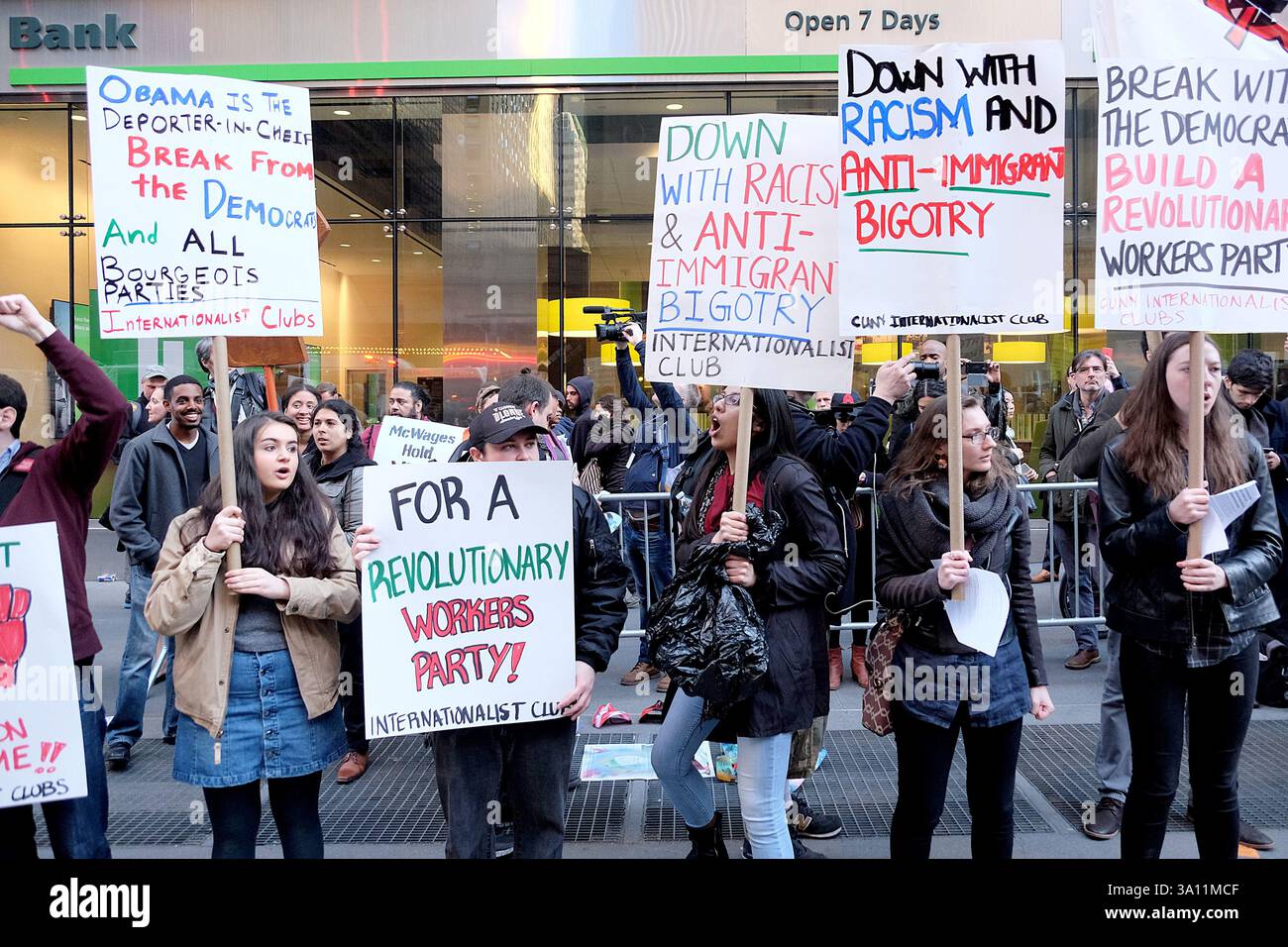 Politische Demonstrationen fanden am 14. April 2016 in Midtown Mantahhan in New York City statt Stockfoto