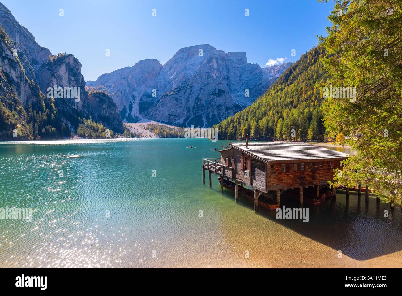 Blick auf den Pragser See in der Herbstsaison. Europa, Italien, Südtirol, Pragstal, Provinz Bozen, Prags Gemeinde. Stockfoto