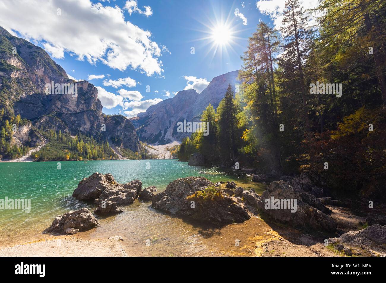 Blick auf den Pragser See in der Herbstsaison. Europa, Italien, Südtirol, Pragstal, Provinz Bozen, Prags Gemeinde. Stockfoto