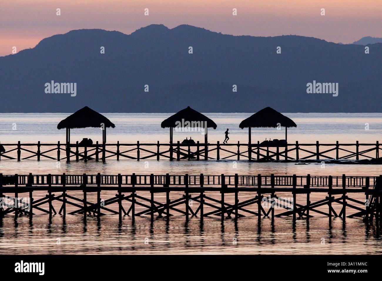 Blick auf Seraja Kecil, auch bekannt als Seraya, vor der Küste von Labuan Bajo, Indonesien. Die Insel ist die Heimat des Sudamala Seraya Resort Komodo Islands. Stockfoto