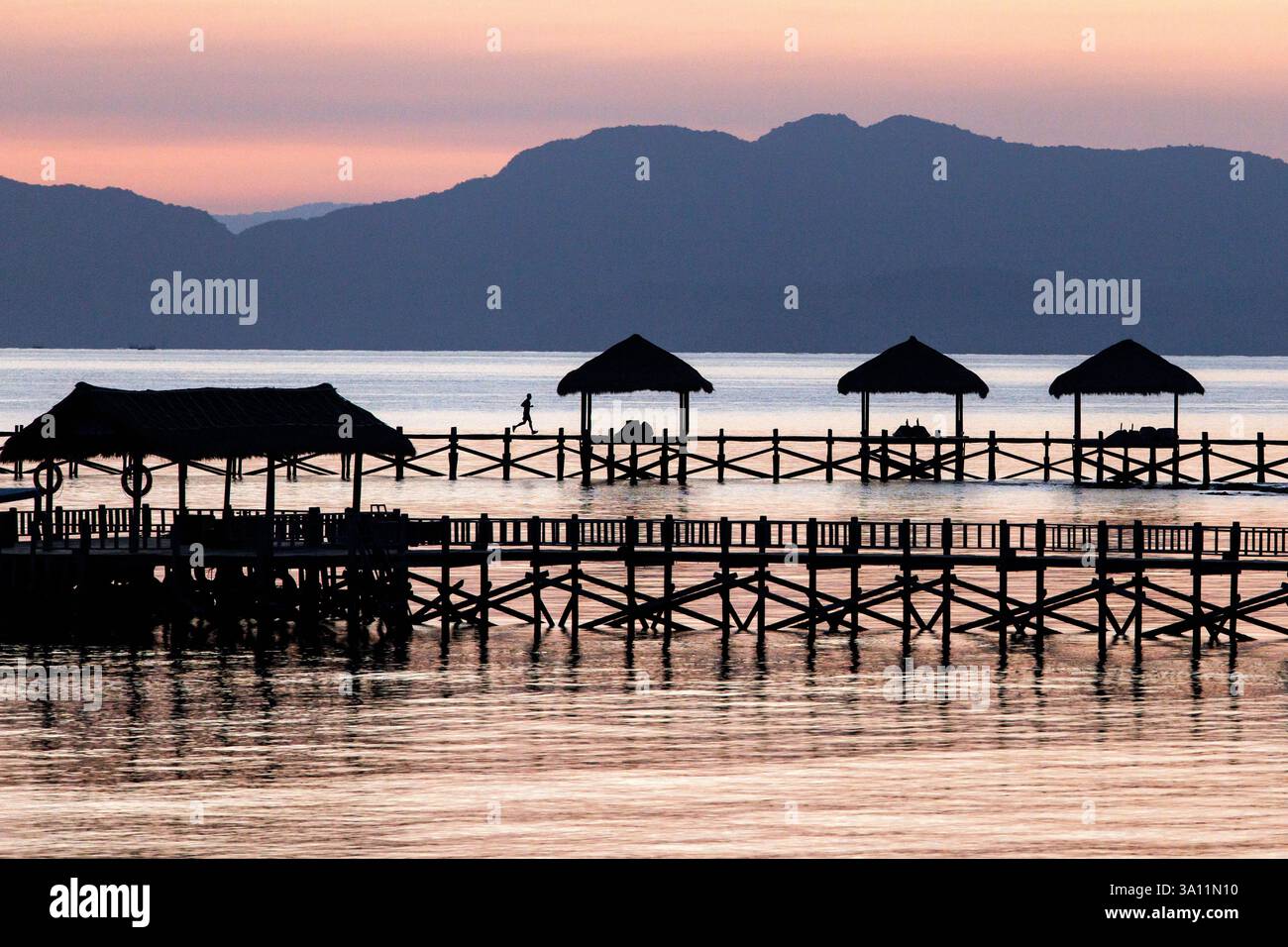 Blick auf Seraja Kecil, auch bekannt als Seraya, vor der Küste von Labuan Bajo, Indonesien. Die Insel ist die Heimat des Sudamala Seraya Resort Komodo Islands. Stockfoto