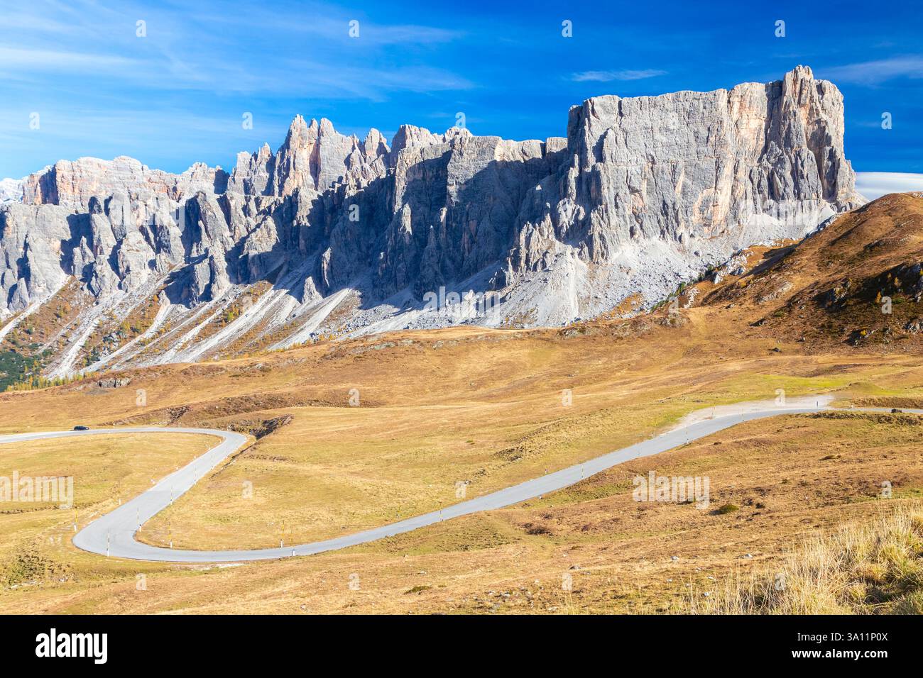 View of Lastoi de Formin and Ponta dei Lastoi mountain from Passo Giau in autumn. Dolomites, San Vito di Cadore, Belluno province, Veneto, Italy. Stockfoto
