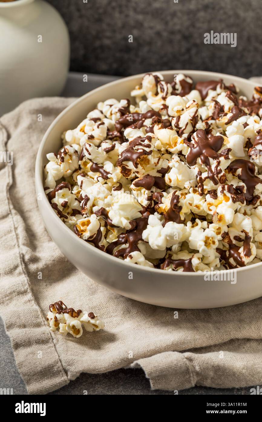 Hausgemachtes, mit Schokolade bedecktes Popcorn mit Salz in einer Schüssel Stockfoto