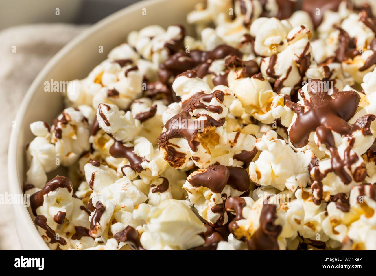 Hausgemachtes, mit Schokolade bedecktes Popcorn mit Salz in einer Schüssel Stockfoto