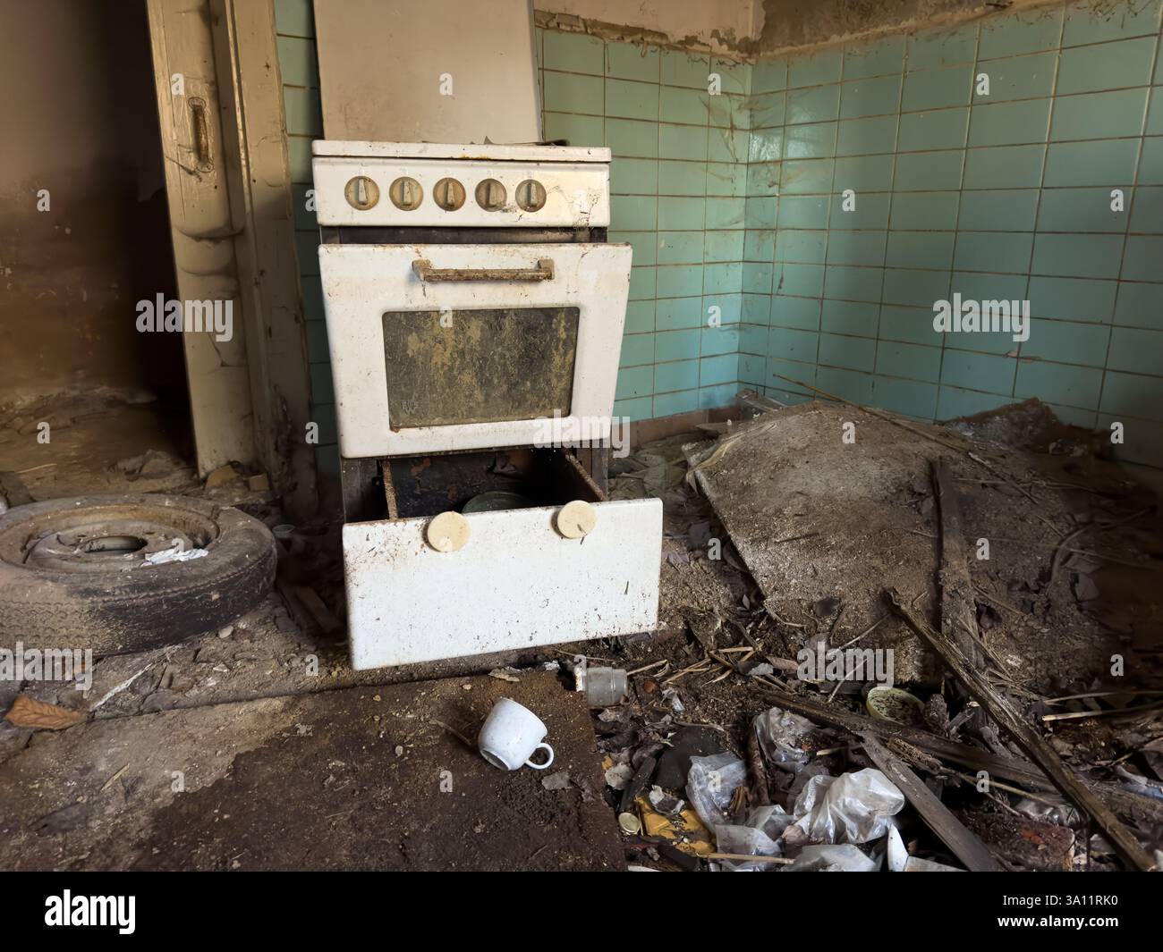 Gasherd in der Küche in einem alten baufälligen Abrisshaus Stockfoto