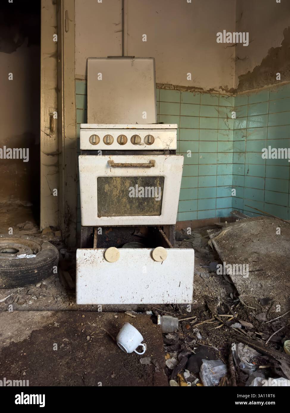 Gasherd in der Küche in einem alten heruntergekommenen Haus vertikal Stockfoto