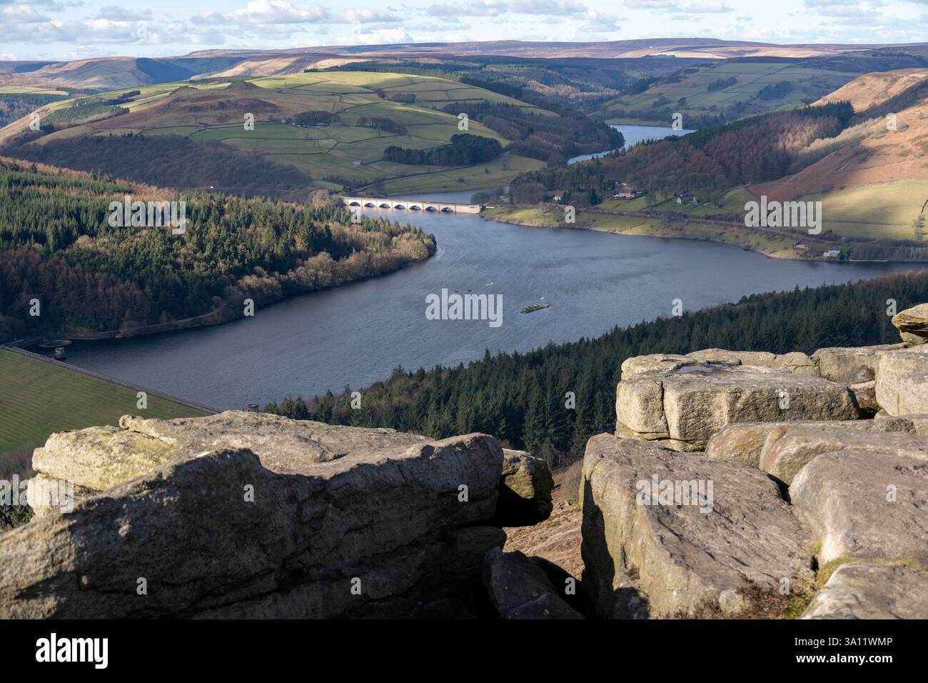 Blick vom Bamford Edge mit Felsen im Vordergrund Stockfoto