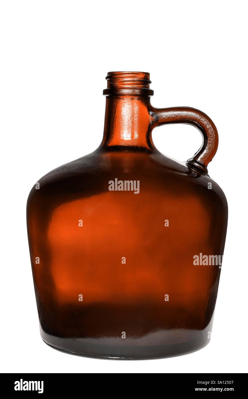 Vintage-Braunglasflasche mit isoliertem Ausschnitt am Griff auf weiß Stockfoto