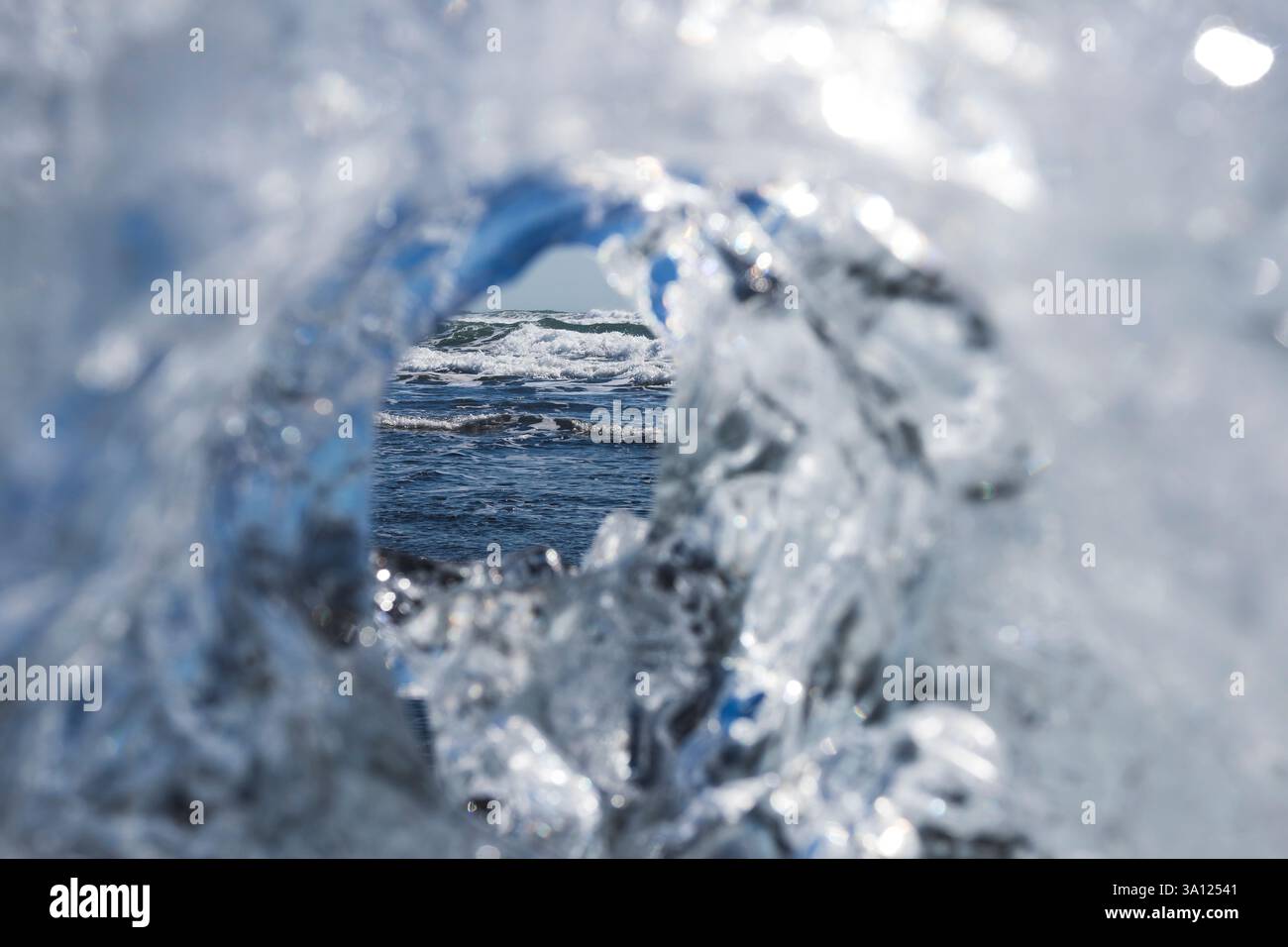 Island – atemberaubende Ausblicke durch Eisblöcke im Land des Eis und Feuers Stockfoto