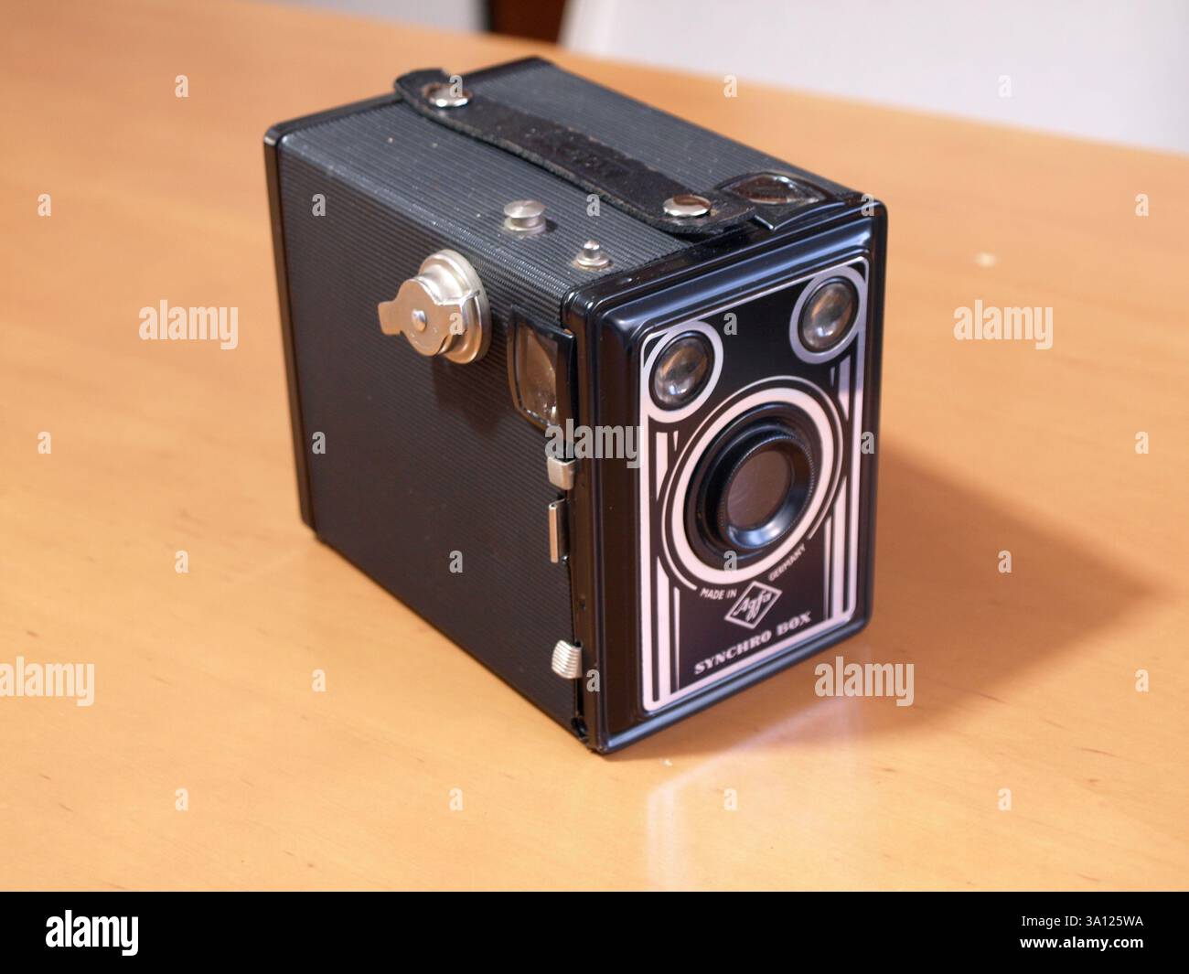 Agfa (Synchro) Box 50 ist eine robuste, einfache Kamera. Er machte 6 x 9 cm Belichtungen auf 120 Filmen. Mit der Synchronversion kann der Blitz der Agfa Clibo-Glühlampe verwendet werden. Stockfoto