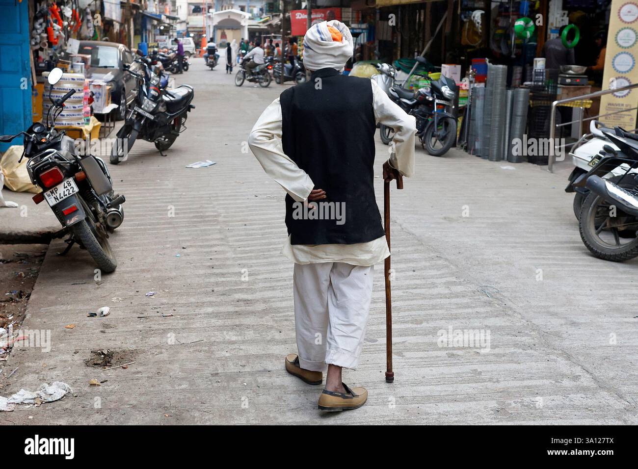 Ein alter Mann mit einem Gehstock in Multai, Madhya Pradesh, Indien Stockfoto
