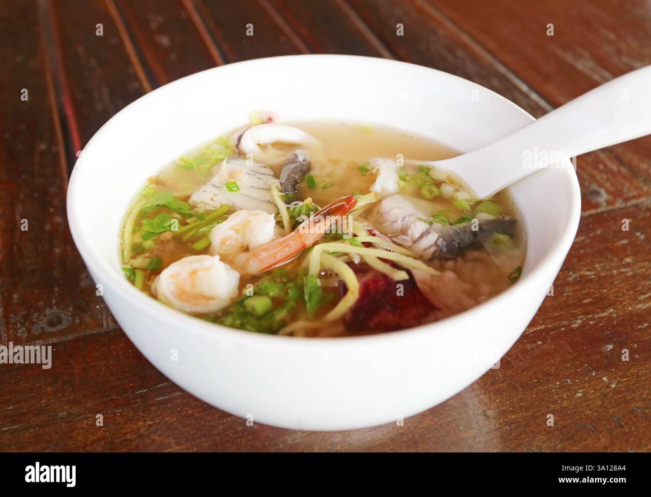 Nahaufnahme des köstlichen chinesischen Fisch- und Meeresfrüchte-Reisbrei Stockfoto