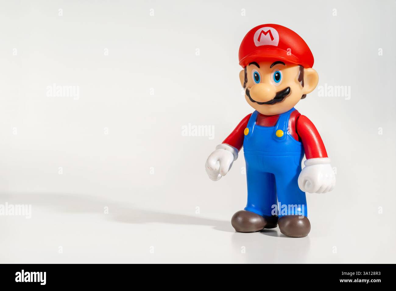 Kleine Super Mario Figur auf weißem Hintergrund Stockfoto