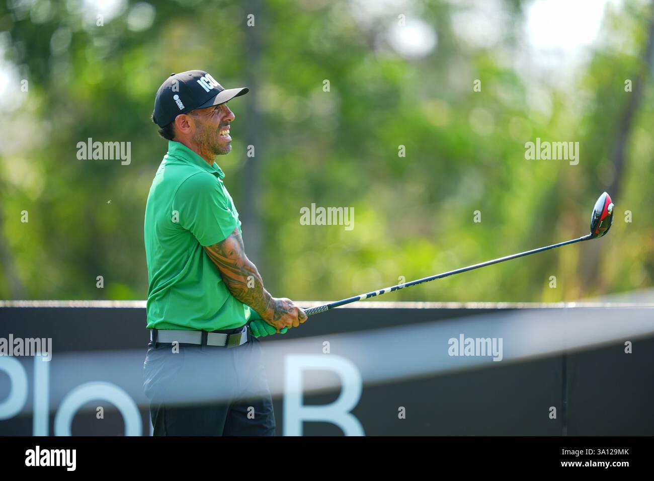 Bangkok, Thailand. März 2025. Carlos Tevez sah Action während seines Singles-Spiels am zweiten Tag des Reignwood Icons of Football Turniers in Bangkok im Robinswood Golf Club. Quelle: SOPA Images Limited/Alamy Live News Stockfoto