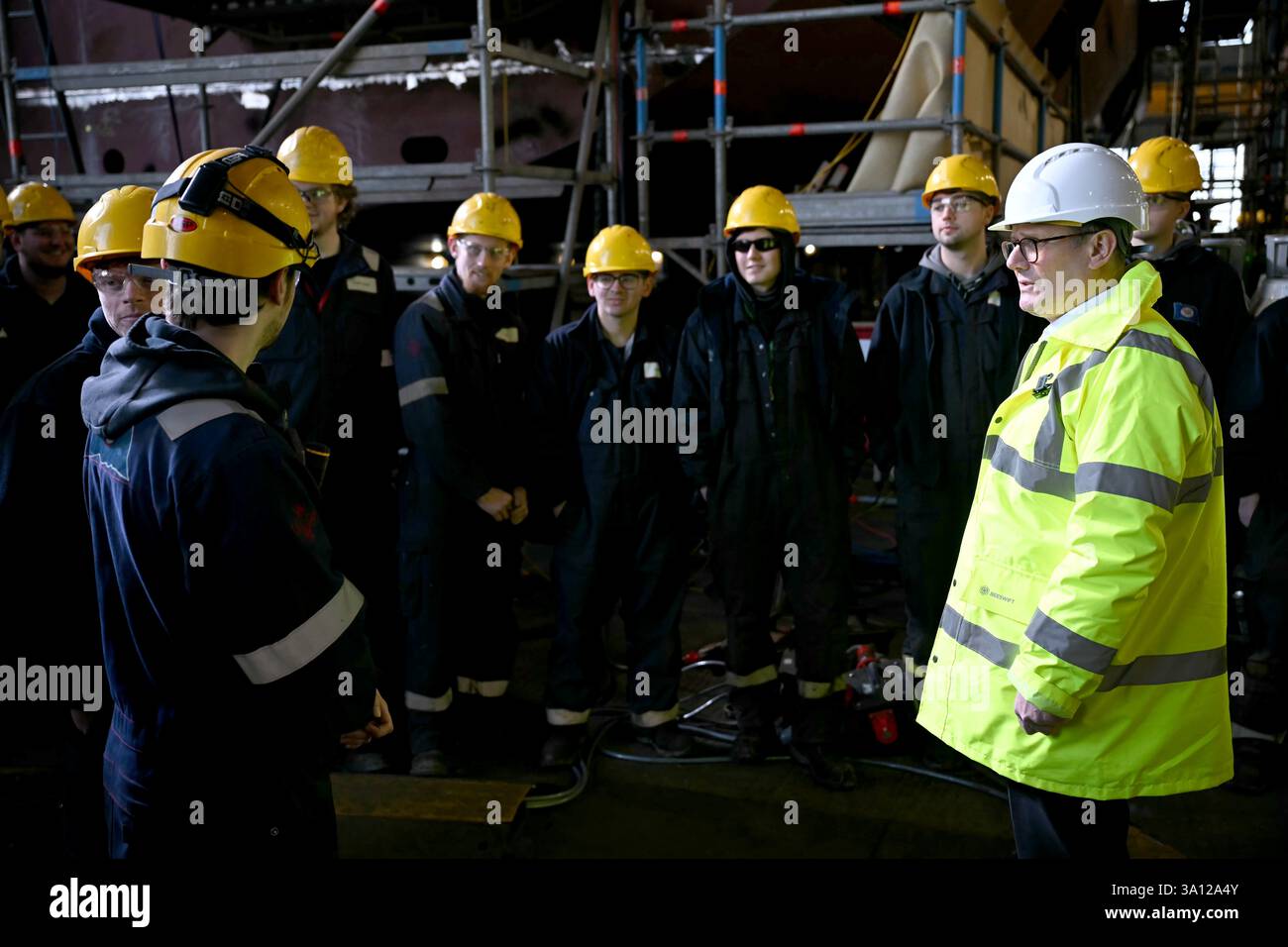 Premierminister Sir Keir Starmer spricht während eines Besuchs in der Werft Cammell Laird in Birkenhead, Liverpool. Die britische Regierung hat mit einer anglo-amerikanischen Verteidigungsfirma ein Abkommen unterzeichnet, um die ukrainischen Streitkräfte mit fortschrittlicheren Angriffsdrohnen auszustatten, um die russische Aggression im Schwarzen Meer zu bekämpfen, teilte das Verteidigungsministerium mit. Bilddatum: Donnerstag, 6. März 2025. Stockfoto