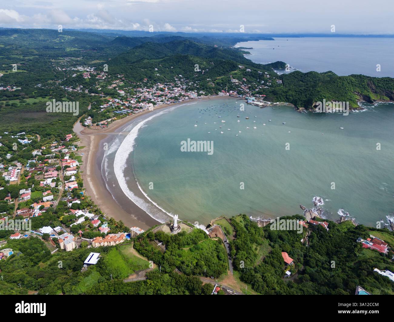 Grüne Berglandschaft von San Juan Del Sur aus der Vogelperspektive Stockfoto