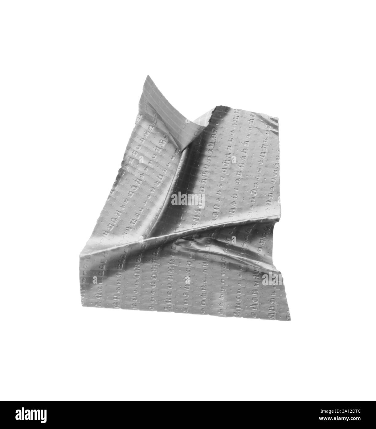 Zerknitterter Streifen silbernen Klebebandes auf weißem Hintergrund, Draufsicht Stockfoto