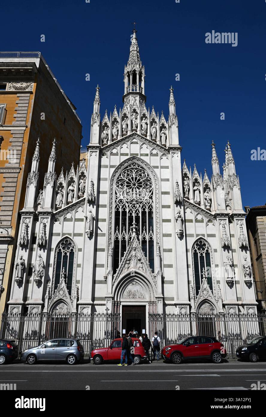 In der neogotischen Kirche Sacro Cuore del Suffragio (Heiliges Herz des Wahlrechts) befindet sich am 5. März 2025 das Museum der Heiligen Seelen im Fegefeuer in Rom, Italien. Das Museum ist einzigartig auf der Welt, da es so tut, als ob es unbestreitbare Beweise für die Existenz des Fegefeuer bietet. - Im Bild: Die Kirche Sacro Cuore del Suffragio (Heiliges Herz des Wahlrechts), auch bekannt als Sacro Cuore di Gesu in Prati, ist eine katholische Kirche im Zentrum von Rom (Italien). - Das kleine, Jahrhunderte alte „Piccolo Museo del Purgatorio“ beherbergt eine Sammlung von Bibeln, Gebetsbüchern, Tischplatten und Kleidungsstücken Stockfoto