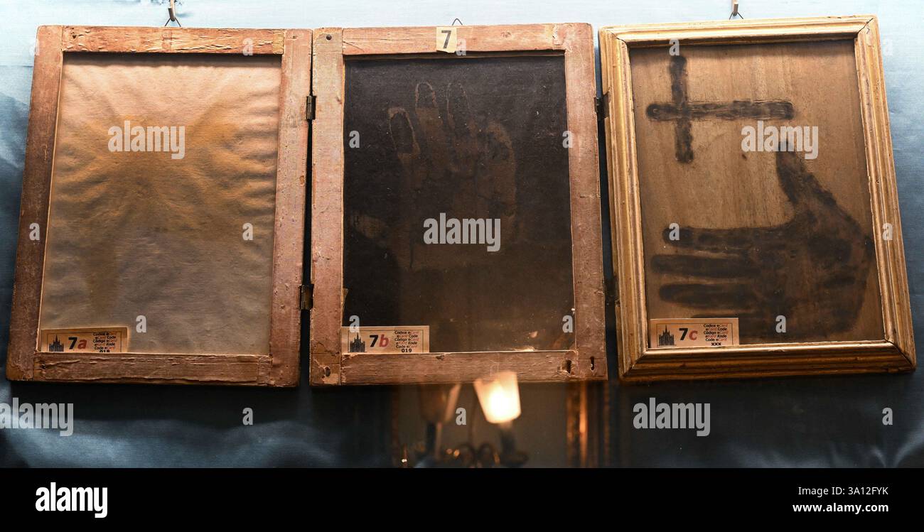 Das „ Museum der Heiligen Seelen im Fegefeuer“, das sich am 5. März 2025 in einem Raum der kleinen neogotischen Kirche des Heiligen Herzens des Suffrage (Chiesa del Sacro Cuore del Suffragio) in Rom, Italien, befindet, ist weltweit einzigartig, da es vorgibt, unbestreitbare Beweise für die Existenz des Fegefeuer zu liefern. - Im Bild: - - - Brandspuren von den Händen des verstorbenen P. Panzini, Abt Olivetano von Mantua, am 1. November 1731 an einigen Gegenständen der ehrwürdigen Mutter Isabella Fornari, Äbtissin der Klarissener Klarinie des Klosters San Francisco in Todi (Italien). Die eine, die linke Hand ist auf dem Tisch Stockfoto