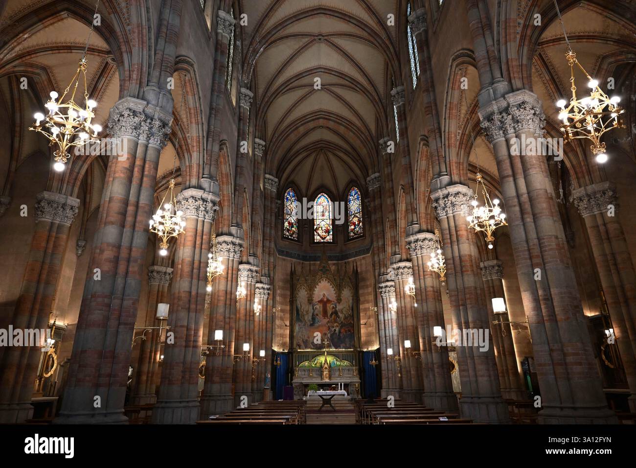 In der neogotischen Kirche Sacro Cuore del Suffragio (Heiliges Herz des Wahlrechts) befindet sich am 5. März 2025 das Museum der Heiligen Seelen im Fegefeuer in Rom, Italien. Das Museum ist einzigartig auf der Welt, da es so tut, als ob es unbestreitbare Beweise für die Existenz des Fegefeuer bietet. - Im Bild: Das Kirchenschiff der Kirche Sacro Cuore del Suffragio (Heiliges Herz des Wahlrechts), auch bekannt als Sacro Cuore di Gesu in Prati, ist eine katholische Kirche im Zentrum von Rom (Italien). - Das kleine, Jahrhunderte alte „Piccolo Museo del Purgatorio“ beherbergt eine Sammlung von Bibeln, Gebetsbüchern, Tischplatten und Klo-Artikeln Stockfoto