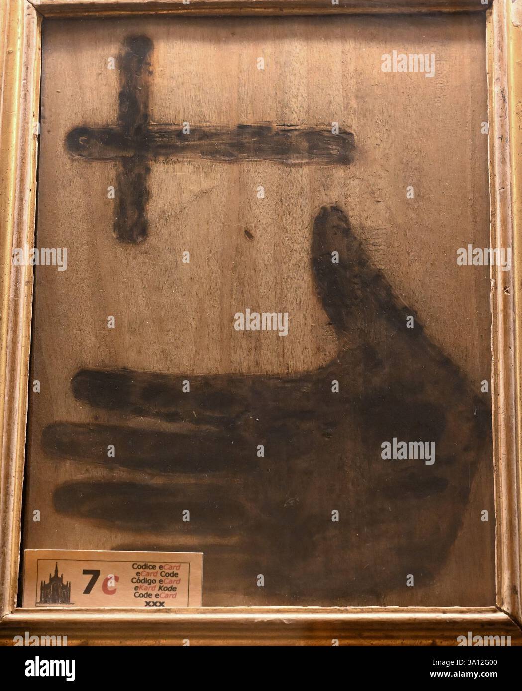 Das „ Museum der Heiligen Seelen im Fegefeuer“, das sich am 5. März 2025 in einem Raum der kleinen neogotischen Kirche des Heiligen Herzens des Suffrage (Chiesa del Sacro Cuore del Suffragio) in Rom, Italien, befindet, ist weltweit einzigartig, da es vorgibt, unbestreitbare Beweise für die Existenz des Fegefeuer zu liefern. - Im Bild: Brandspuren von der Hand des verstorbenen P. Panzini, Abt Olivetano von Mantua, am 1. November 1731 an einigen Objekten der ehrwürdigen Mutter Isabella Fornari, Äbtissin der Klarissenissenkirche des Klosters San Francisco in Todi (Italien). Eine der linken Hand befindet sich auf dem verwendeten Tablett Stockfoto