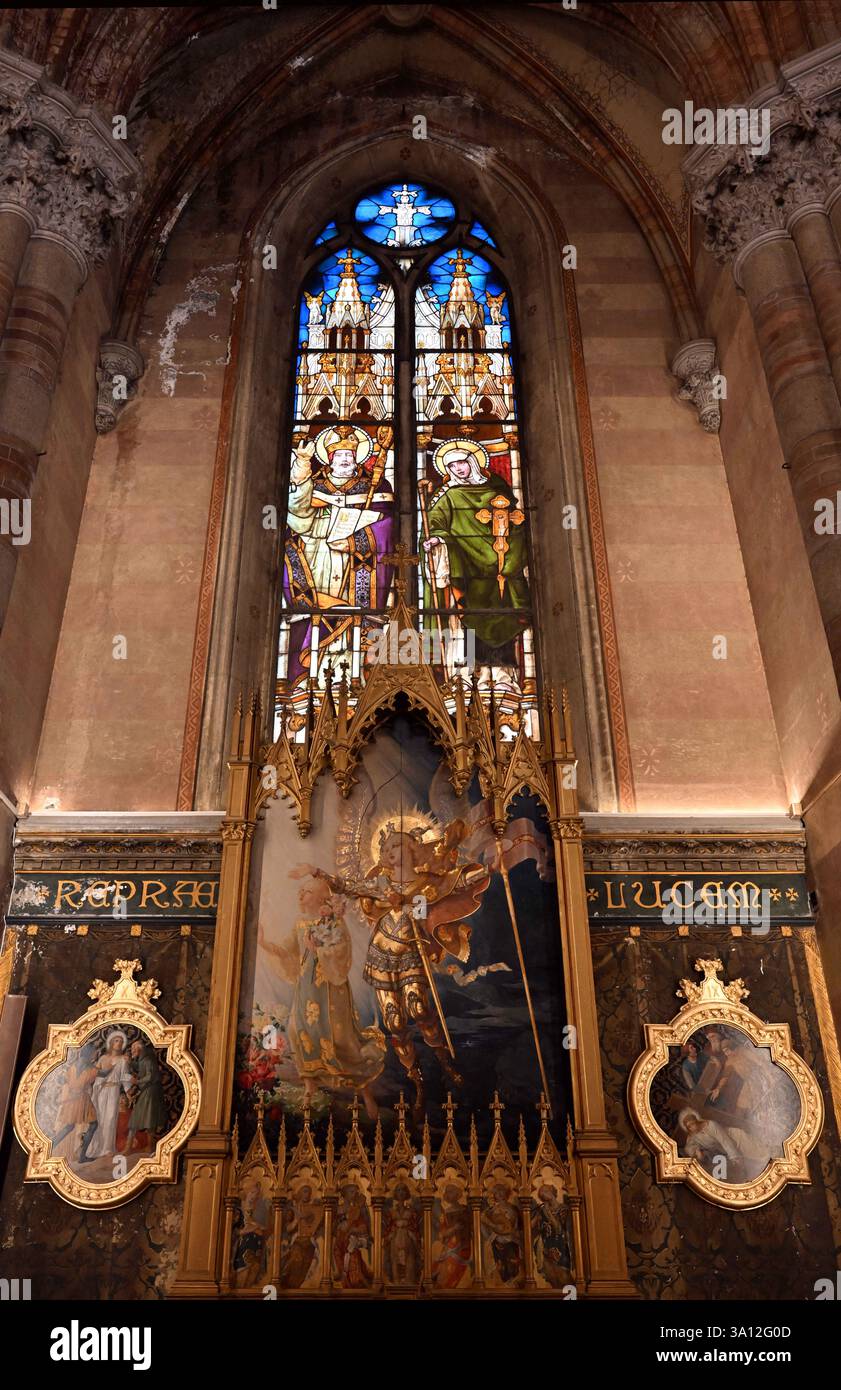 In der neogotischen Kirche Sacro Cuore del Suffragio (Heiliges Herz des Wahlrechts) befindet sich am 5. März 2025 das Museum der Heiligen Seelen im Fegefeuer in Rom, Italien. Das Museum ist einzigartig auf der Welt, da es so tut, als ob es unbestreitbare Beweise für die Existenz des Fegefeuer bietet. - Im Bild: Die Kirche Sacro Cuore del Suffragio (Heiliges Herz des Wahlrechts), auch bekannt als Sacro Cuore di Gesu in Prati, ist eine katholische Kirche im Zentrum von Rom (Italien). - Das kleine, Jahrhunderte alte „Piccolo Museo del Purgatorio“ beherbergt eine Sammlung von Bibeln, Gebetsbüchern, Tischplatten und Kleidungsstücken Stockfoto