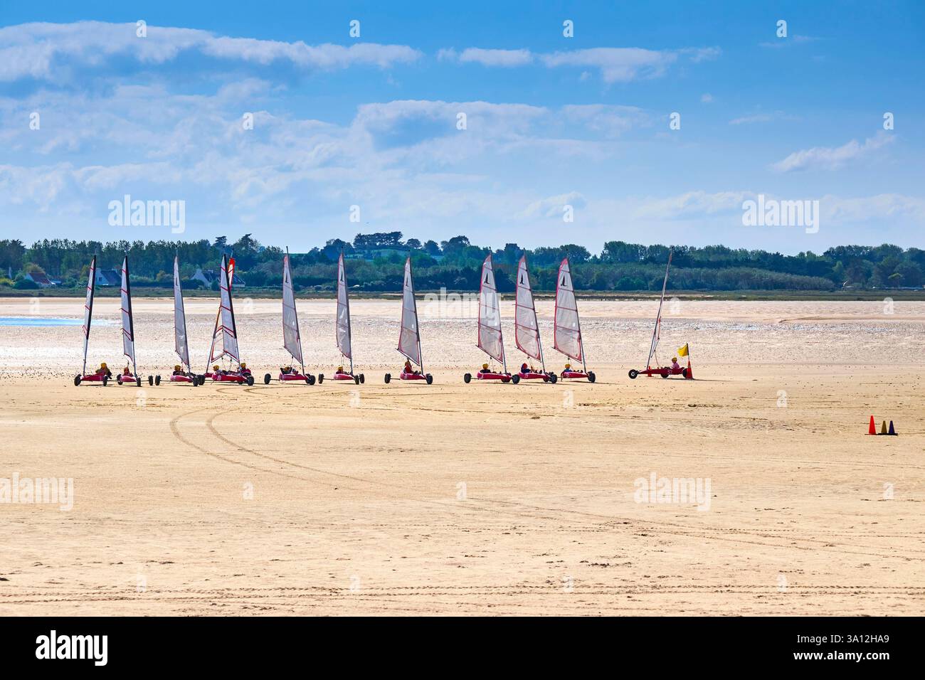 Frankreich, Finistere, Cotes des Sables, Plouescat, Kernic Bay, Sandyachtschule Stockfoto
