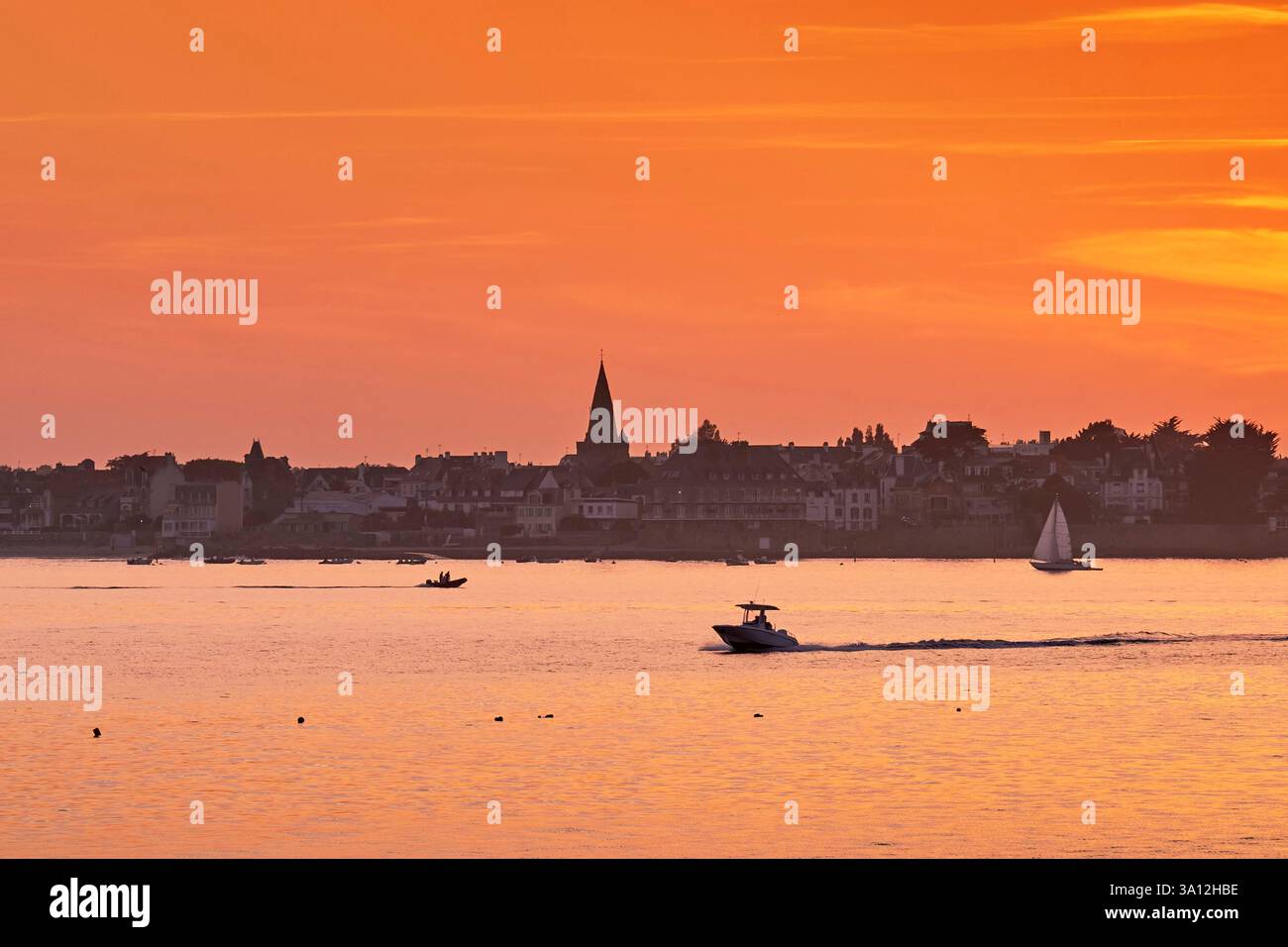 Frankreich, Morbihan, Port Louis, der Hafen von Lorient und der Badeort Larmor Plage von der Zitadelle von Port Louis bei Sonnenuntergang Stockfoto