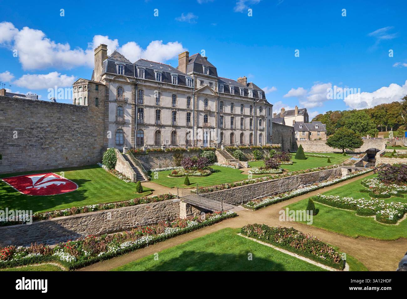 Frankreich, Morbihan, Golf von Morbihan, Vannes, das Hotel Lagorce (nacheinander privates Herrenhaus, Artillerieschule, allgemeine Schatzkammer, Rechtsschule, derzeit Sitz mehrerer Verbände, darunter des Kulturinstituts der Bretagne), das auf dem Gelände des ehemaligen Chateau de l'Hermine mit Blick auf einen französischen Garten errichtet wurde Stockfoto