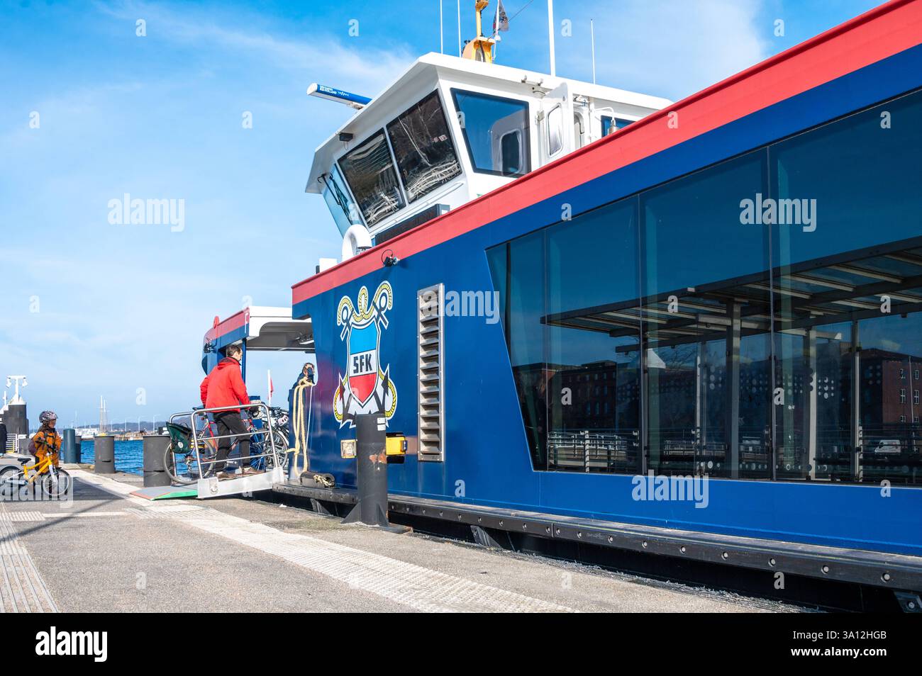 Kiel, Deutschland, 5,3.2025, Alte Fähre neue Fähre. Pressetermin zum Zukunftsprojekt einer autonom fahrenden Fähre mit Wirtschafts- und Verkehrsminister Claus Ruhe Madsen. Das Ministerium unterstützt die Projektpartner der CAPTN-Initiative bei der Entwicklung *** Kiel, Deutschland, 5 3 2025, alte Fähre neue Fähre Presseveranstaltung zum zukünftigen Projekt einer autonomen Fähre mit Wirtschafts- und Verkehrsminister Claus Ruhe Madsen das Ministerium unterstützt die Projektpartner der CAPTN-Initiative bei der Entwicklung einer autonomen Fähre. Stockfoto