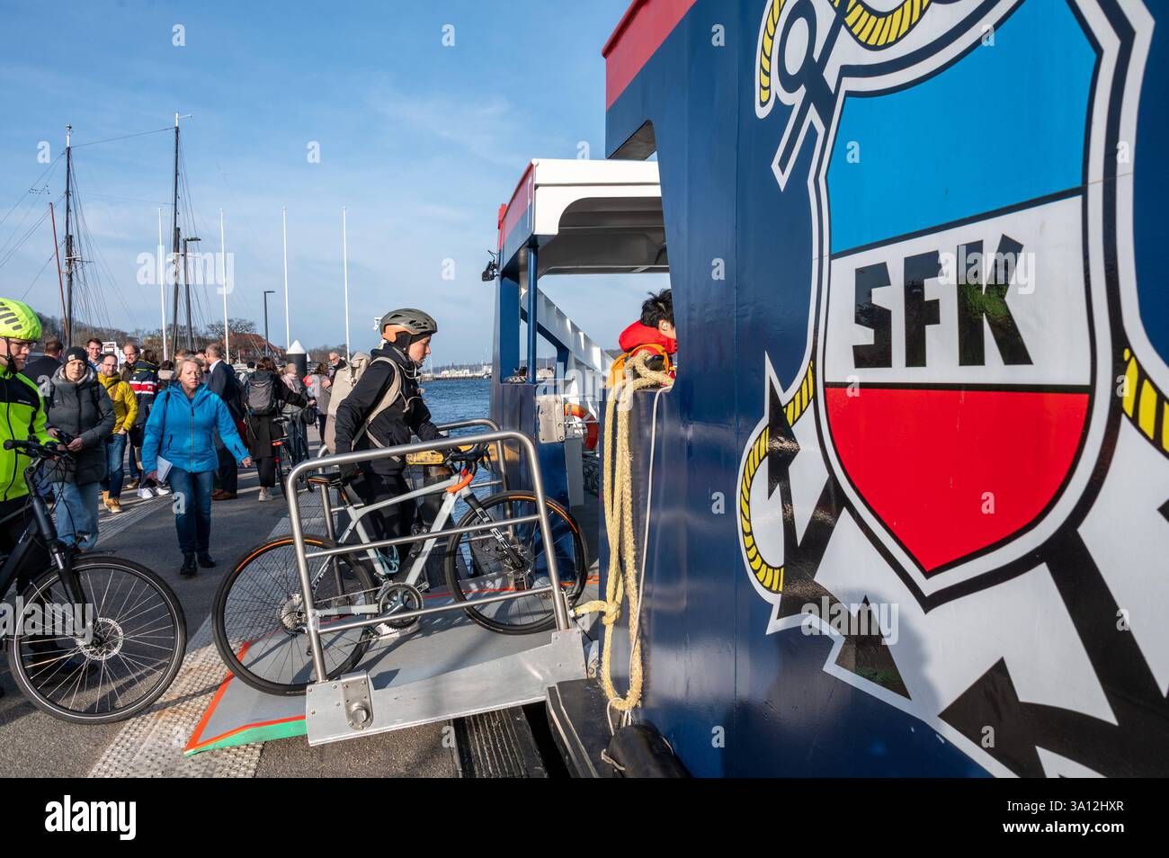 Kiel, Deutschland, 5,3.2025, Alte Fähre neue Fähre. Pressetermin zum Zukunftsprojekt einer autonom fahrenden Fähre mit Wirtschafts- und Verkehrsminister Claus Ruhe Madsen. Das Ministerium unterstützt die Projektpartner der CAPTN-Initiative bei der Entwicklung *** Kiel, Deutschland, 5 3 2025, alte Fähre neue Fähre Presseveranstaltung zum zukünftigen Projekt einer autonomen Fähre mit Wirtschafts- und Verkehrsminister Claus Ruhe Madsen das Ministerium unterstützt die Projektpartner der CAPTN-Initiative bei der Entwicklung einer autonomen Fähre. Stockfoto