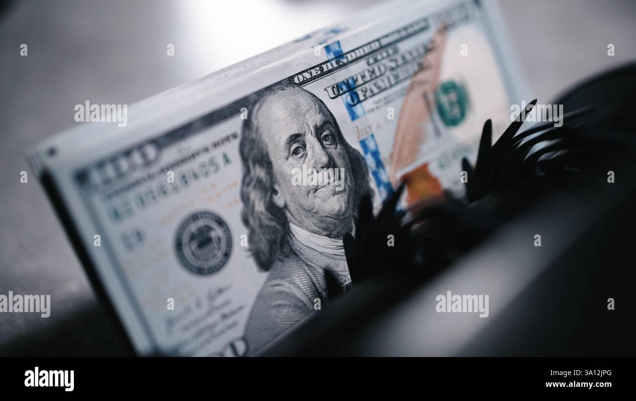 Geldzählmaschine Bankmaschine Nahaufnahme. Makroansicht Zählmaschine, die 100 US-Dollar-Scheine zählt. Konzept des Geldes. Stockfoto