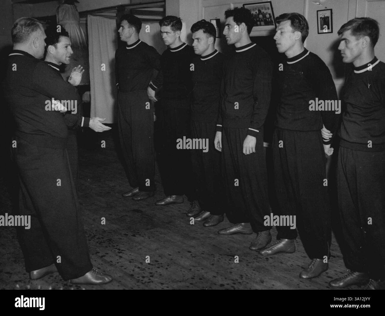 Russische Boxer trainieren wieder - Mitglieder des russischen Boxteams, die am Mittwoch in Wembley gegen Großbritannien kämpfen, erhalten heute während eines weiteren Trainings im Blooms Gymnasium Anweisungen von ihren Trainern. 10. Oktober 1955. Stockfoto