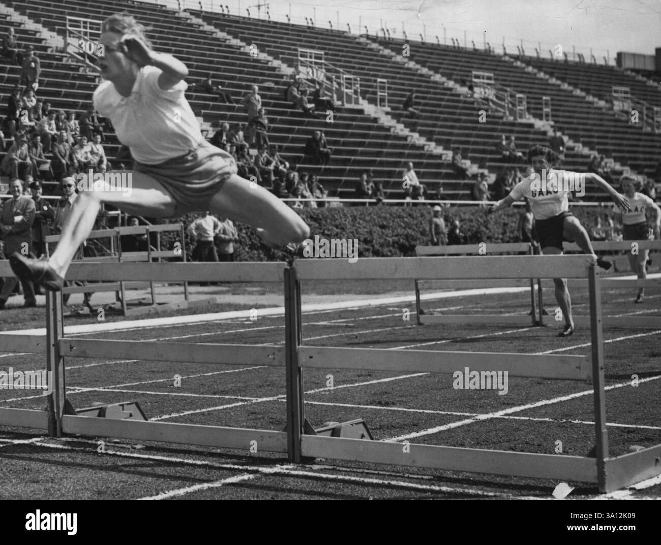 Fanny zeigt, wie Fanny E. Blankers-Koen, von der niederländischen Royal Athletic Union, der einen Weltrekord von 11 Sekunden für die 80-Meter-Hürden hält, die letzte Hürde bei der zusätzlichen Veranstaltung der IC 4-A 73. Jährlichen Outdoor-Meisterschaft im Tridorough Stadium, Randall's Island, New York, am 27. Mai überwindet. Frau Blankers-Koen gewann das Rennen in 12 Sekunden und führte Nancy C, Phillips (nicht gezeigt), vom Deutsch-Amerikanischen Athletic Club, mit 15 Metern an. Zwei weitere Teilnehmer in der Reihenfolge des Zieles sind: Constance Darnowski (die hier an zweiter Stelle stand) und Loretta Blauk, beide von der 1948 Stockfoto