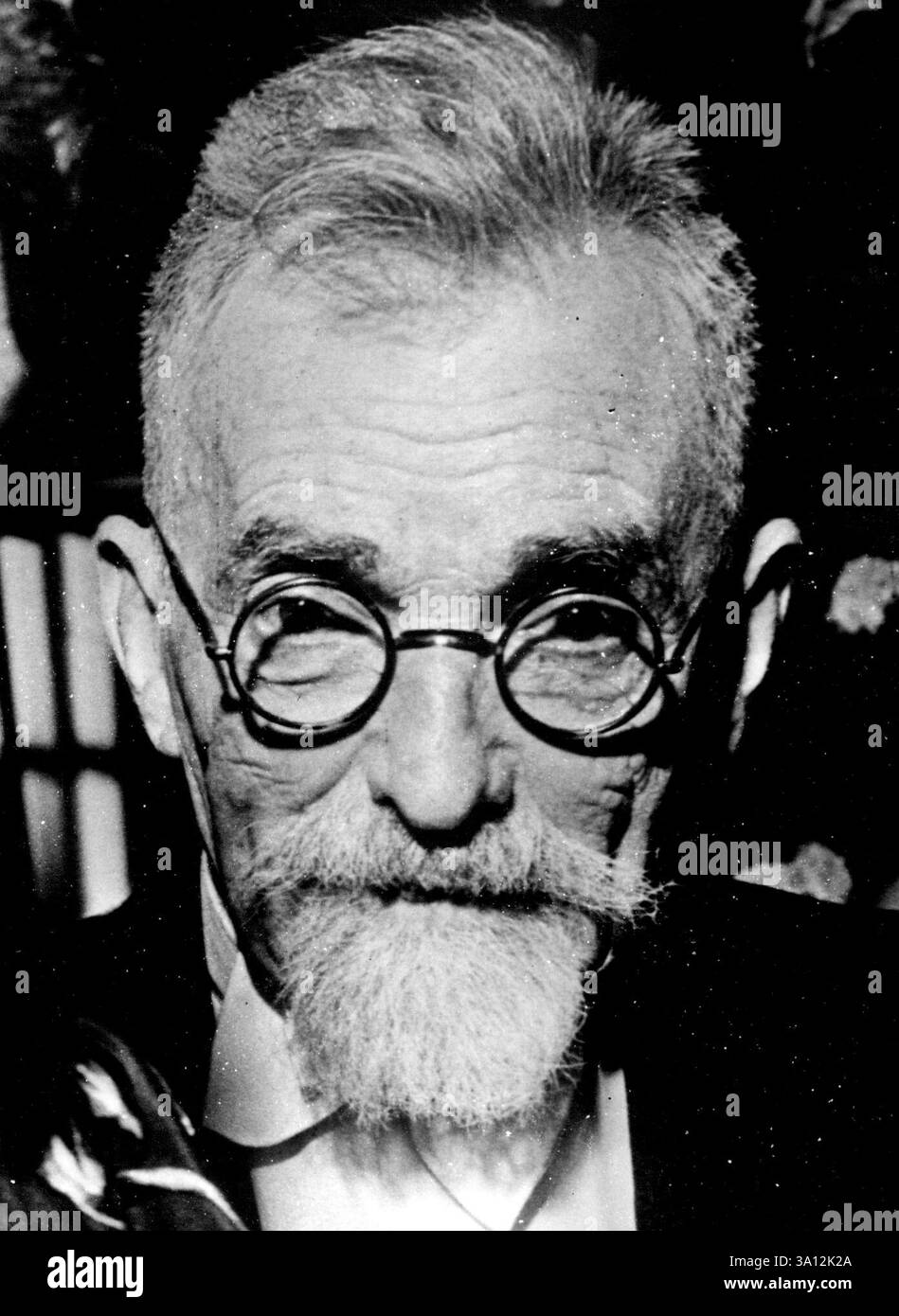 Professor Henri Chretien Erfinder des Cinemascope - der französische Wissenschaftler, der jetzt 77 Jahre alt ist, stellte seine Erfindung eines neuen Ultraweitwinkelobjektivs erstmals 1937 in Paris aus. Der Film wurde nun von 20th Century Fox aufgegriffen, der den Film „The Robe“ in Cinemascope-Technik produzierte. Oktober 1953. (Foto mit Kamerapresse). Stockfoto