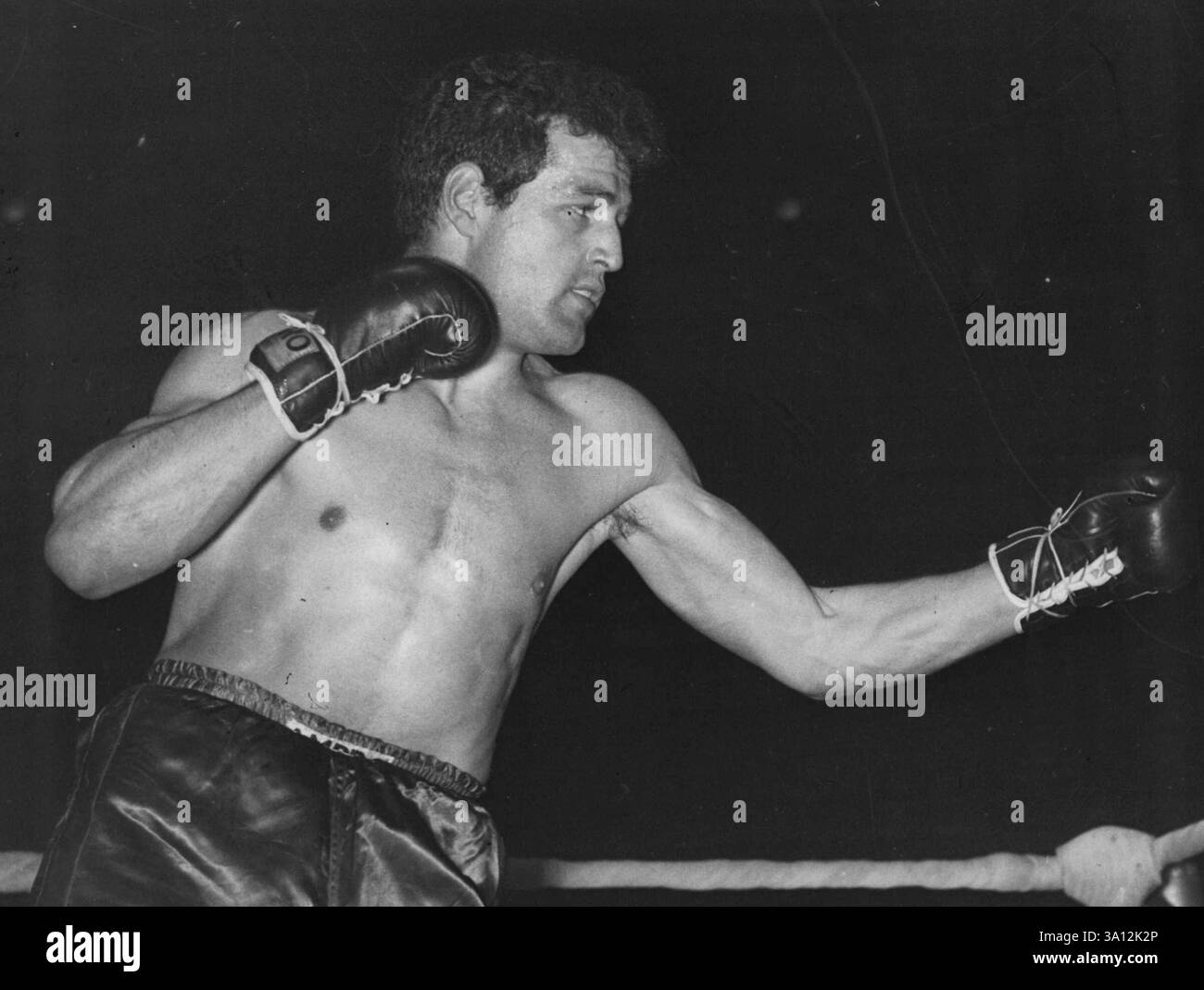 Das Bild zeigt: Ron Barton. Ehemaliger Sozialistischer Kabinettsminister In Der Rechtssache Fight Court Genannt. Emmanuel Shinwell, ehemaliger sozialistischer Kabinettsminister, wurde heute vor einem Londoner Gericht als verantwortlich dafür benannt, Ron Barton te British Iight-Schwergewichtboxer aus dem R.A. entlassen zu haben. Die Behauptung wurde vor dem High Court erhoben, als Bartons Manager, Benny Huntman, eine einstweilige Verfügung beantragte, die Barton, einen 2 l-jährigen Fleischportier, zu einem anderen Manager überzugehen. Huntman sagte, dass er Barton vor zwei Jahren zum Profi überredete, Barton sagte, er hätte sich sieben Jahre angemeldet Stockfoto