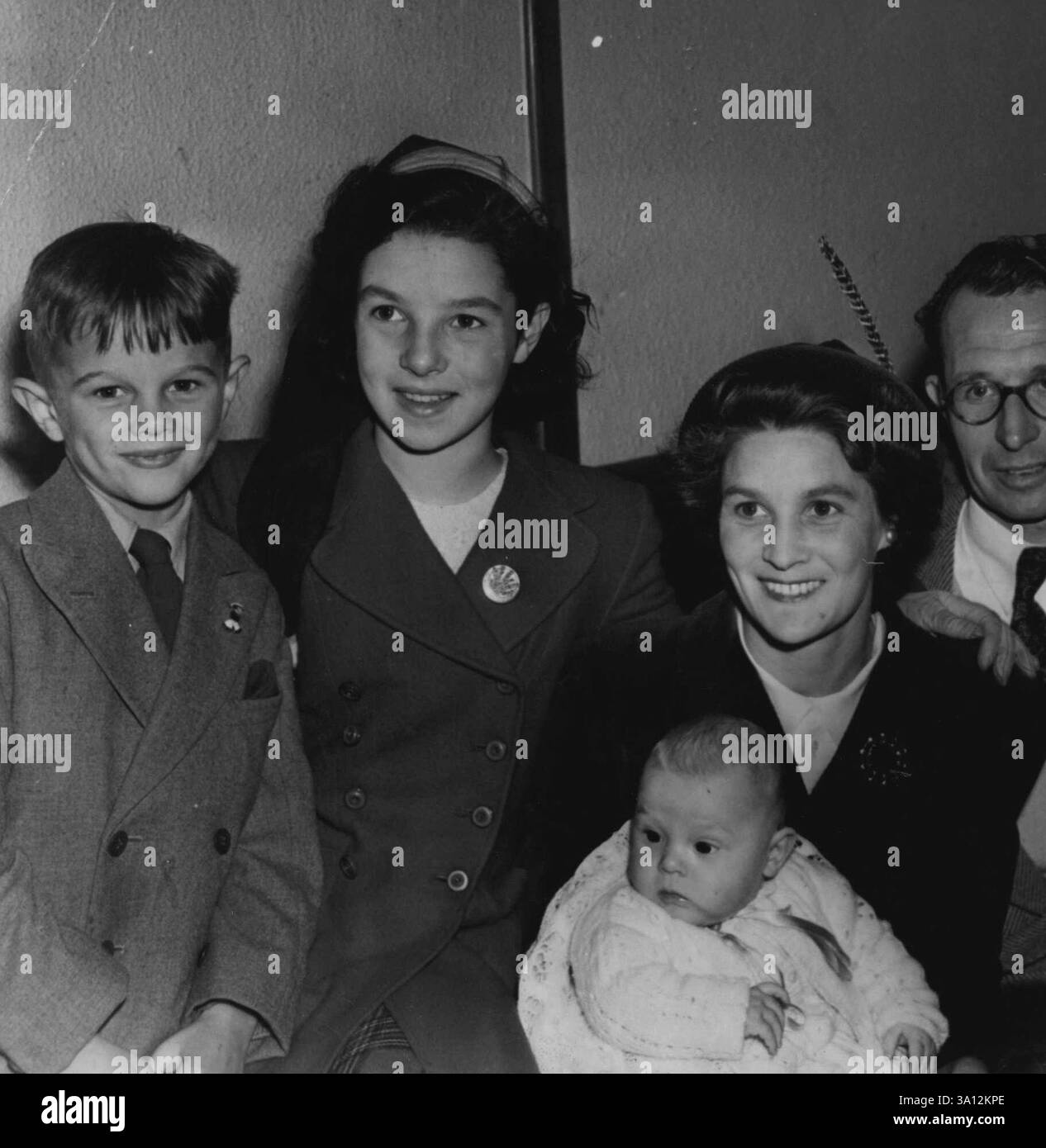 Baby Richard im Alter von 4 Monaten war das jüngste Kind auf dem ***** Chitral, der heute ankam. Mitglieder der Familie (von links nach rechts) Roger (7), Jane (13), Mrs. Lock, Holding Rich **** W. H. Lock und Graham (10). Mai 1949. Stockfoto