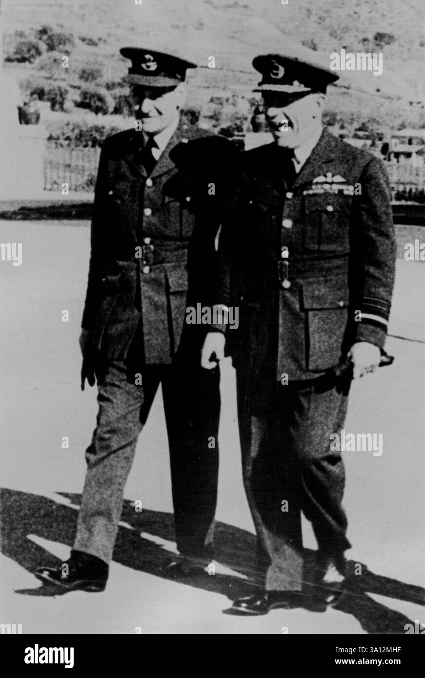 Der Vize-Air-Marschall Owen Tudor Boyd, der Anfang November 1940 zum stellvertretenden Kommandeur der britischen Streitkräfte im Nahen Osten ernannt wurde, spaziert mit einem nicht identifizierten Militär in Rom, nachdem er in Sizilien gefangen genommen wurde. Boyd wurde von Italienern gefangen genommen, als sein Flugzeug, das vermutlich auf dem Weg zu seinem neuen Kommando war, zwangsgelandet war. Die Italiener bezeichnen Boyd als ihren „Preisgefangenen“. Februar 1941. (Foto von zugehörigem Pressefoto). Stockfoto