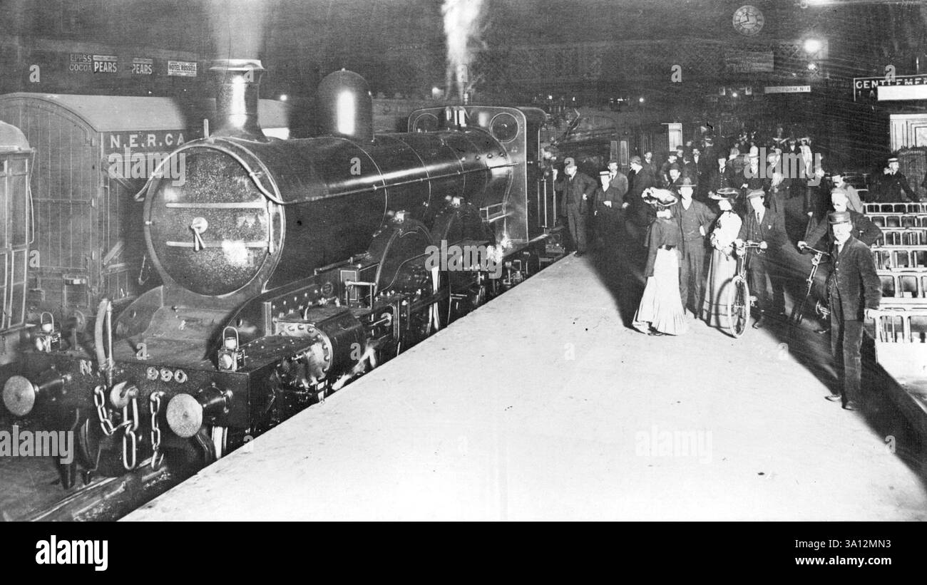 Zum 80. Geburtstag des Königskreuzes -- Ein Bild der alten Tage am Königskreuz. Das Äquivalent zum modernen "Night Scotsman", der vor etwa dreißig Jahren abreist. Die King's Cross Station, Londons Tor zum Nordosten und Schottland, eröffnet am 14. Oktober 1852, wird morgen (Freitag) achtzig Jahre alt. Es war damals der größte Londoner Terminal und ziemlich groß genug, um die 13 Züge, die täglich ihre Portale verließen, bewältigen zu können. Heute sind die Abfahrten in der Nähe von 250 Zügen, darunter die berühmten Züge „The Flying Scotsman“. Oktober 1932. (Foto von Fox Photos). Stockfoto