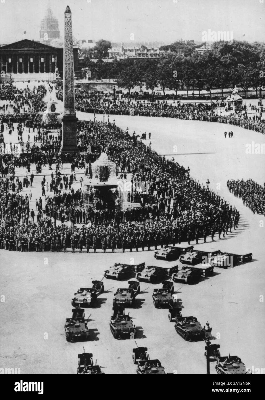 Paris feiert den 14. Nationalfeiertag. Juli' - mit Einem großen Militärbericht - kleine Panzer bewaffnet mit kleinen Kanonen, die in Formation durch den Place de la Concorde gehen. Juli 1936. (Foto: Sport & General Press Agency, Limited). Stockfoto