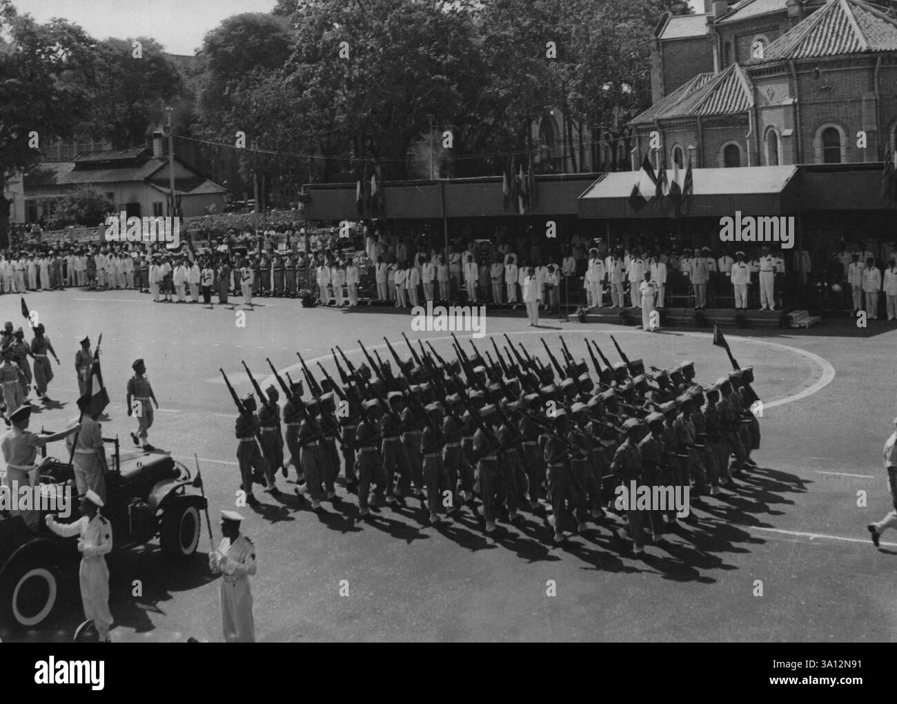 General Salan verlässt Indo-China (28. Mai 1953). - Französische und vietnamesische Truppen, die vor General Salan und anderen französischen und vietnamesischen Beamten paraden. Juli 1953. (Foto im Informationsbereich der Service Presse Cine-Foto). Stockfoto