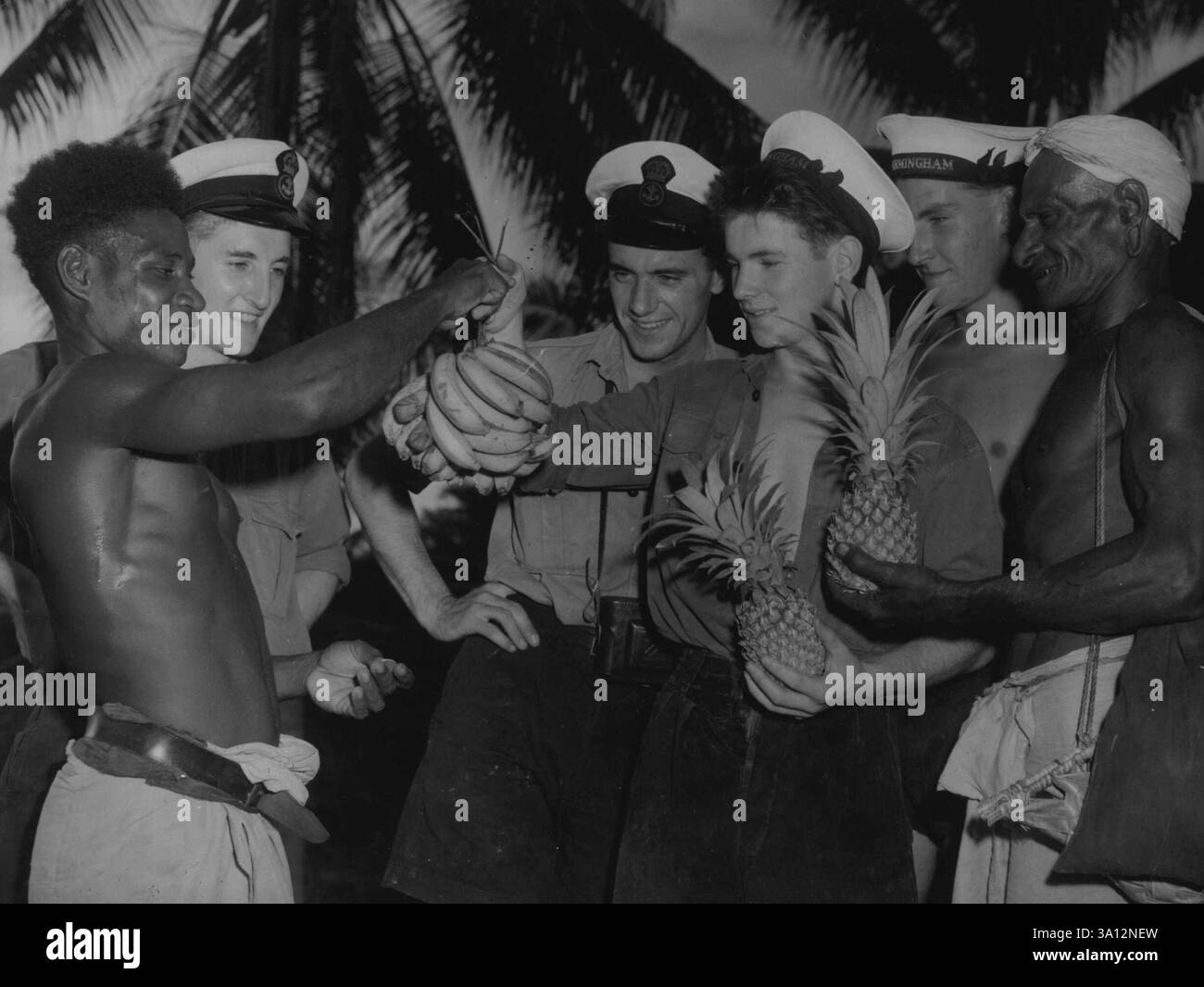 Kombinierte Marinestreitkräfte auf Manus Island -- Bewertung der britischen Schiffe im Übungsabkommen für tropische Früchte mit einheimischen Anbietern. Oktober 1954. (Foto von Alton L. Frazer, Australian Photographic Agency). Stockfoto