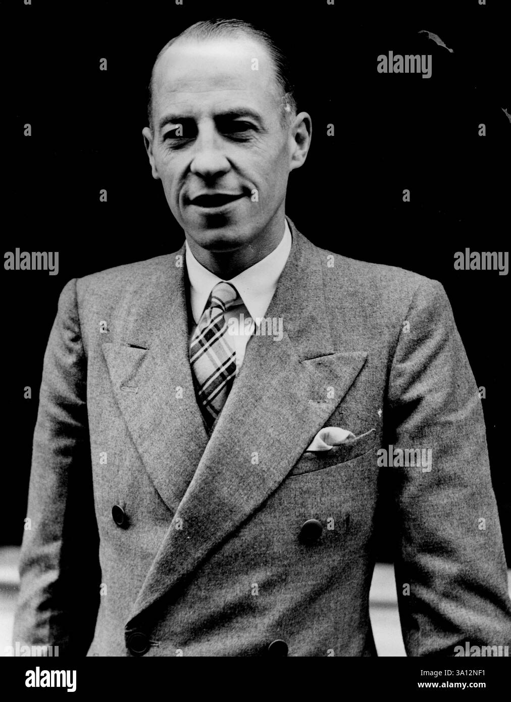 Aid to Japs' Court Martial - Mr. Thomas Durden, überraschender Zeuge im Major Boon Court Martial, heute Morgen in der Curzen St. gesehen. Das Kriegsgericht von Major Cecil Boon, dem vorgeworfen wurde, den Japanern während eines Kriegsgefangenen in Hongkong geholfen zu haben, trat heute Morgen (Freitag) seinen 16. Tag in der Curzon Street in London ein. Gestern wurde Major Boon von sechs der elf Anklagen freigesprochen, die gegen ihn erhoben wurden, und wird sich in den anderen fünf verteidigen. Heute Morgen war Mr. Thomas Durden aus Epson, Mitglied derselben R.A.S.C. Firma wie Major Boon, der der einzige Zeuge ist, der ein Angebot unterbreitet hat Stockfoto